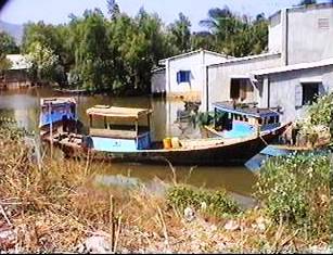 Das Boot liegt vor der Haust�r,wie bei uns in Deutschland das Auto parkt.